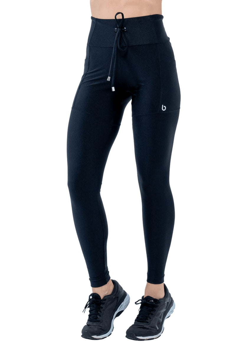 High-shine stretch leggings designed for low-impact workouts and everyday wear. Made from ultra-comfortable Trilobal Fit fabric (Lycra® Sport) with a mid-to-high rise and full-length (28”) fit. Offers gentle support, exceptional comfort, and UV protection. True to size, with a flexible fit that may allow for sizing down. Crafted with care in Brazil.