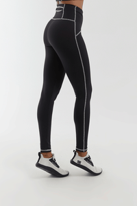 Frescor Medium Compression Leggings – High-performance leggings with a firm, sculpting fit. Features UV 50+ protection, anti-pilling technology, thermal comfort, and a rear waistband pocket for convenience. Made for support, movement, and durability.