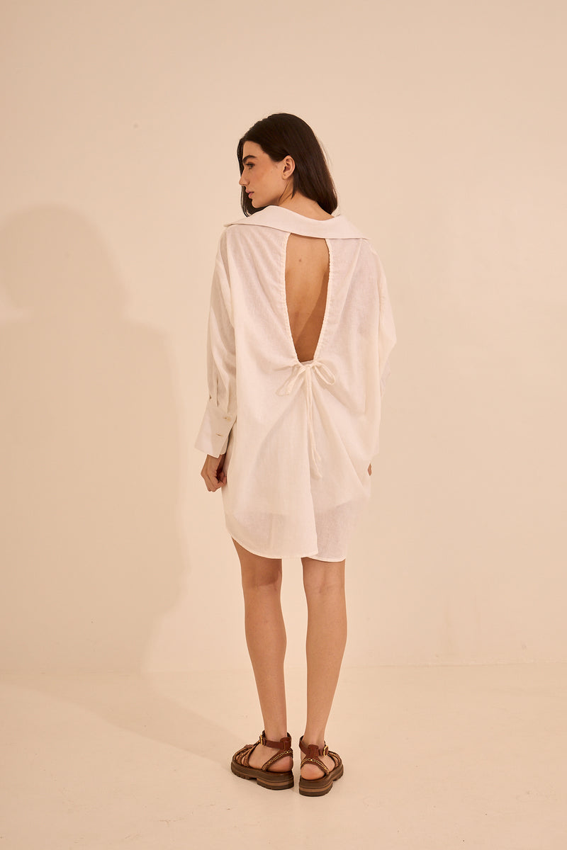 Off-white long shirt cover-up with a breathable viscose-linen blend and a stylish wide open-back design. Lightweight and versatile, perfect as a beach cover-up or a chic layering piece for day-to-night wear. Made in Brazil.